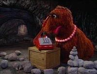 Episode 3524Snuffy's mommy asks Maria, Luis, and Gabi to "snufflesit" Snuffy and Alice while she and her husband are away for the night.