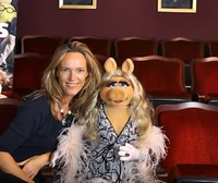Piggyvoguefashioneditor.jpg (67 KB) Miss Piggy with Antonia Steffens, Vogue Germany's beauty editor.