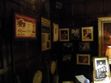 Photosemmywinadelcap.jpg (109 KB) Variety and other publications in Kermit's office