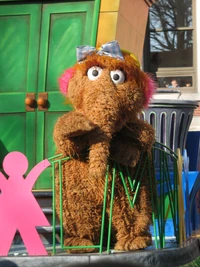 Bethcareen 3063961293 6f66e3c3bc o.jpg (381 KB) Alice Snuffleupagus on the Sesame Street float, 2008