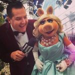 Instagram-MissPiggy&RossMatthews-Oscars-(2014)