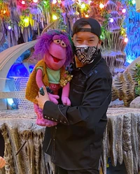 DerRic Starlight with a background Fraggle