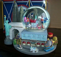 2004 Macys Thanksgiving Day Parade Musical Water Snow.jpg (192 KB) Super Grover in the 2004 Macy's Thanksgiving Day Parade snowglobe alongside Barney the Dinosaur and Clifford the Big Red Dog