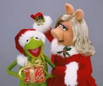 Miss-Piggy-Kermit-Christmas