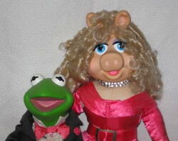 Miss Piggy as Mrs Claus Jim Henson's Muppets Christmas Hamilton Collection  Plush