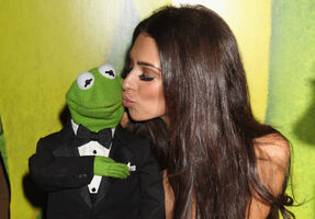 Georgia Salpa & KermitThe Muppets premiere, UK