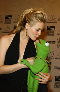 Alicia Silverstone & KermitThe 2003 Genesis Awards