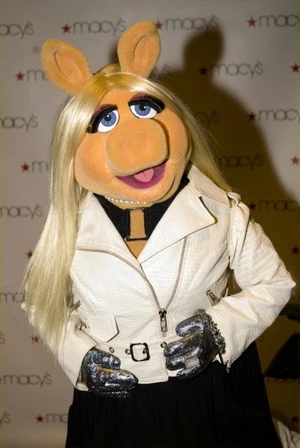 MissPiggy-Macy'sGlamorama2009