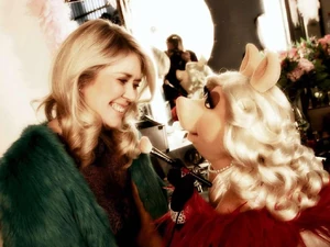 Bild reporter Carolin Dendler with Miss Piggy.