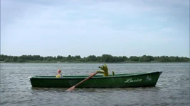 Finchen and Wolf rowing a rowboat in Der Schatz des Käpt'n Karotte