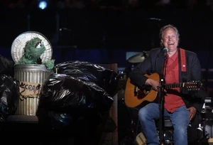 Tom Chapin and Oscar perform.