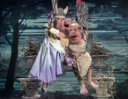 Miss Piggy and Link Hogthrob in The Muppet Show episode 213