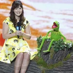 Deschanel-WE.jpg (90 KB) Deschanel with Kermit on WE Day