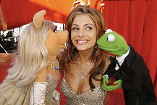 Maria Menounos, Miss Piggy & Kermit the Frog The 2004 Emmy Awards preshow