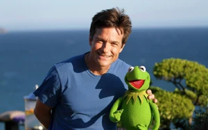 TheMuppets-JasonBateman&Kermit