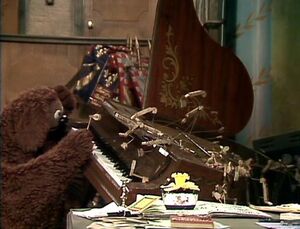 Rowlf at the broken piano