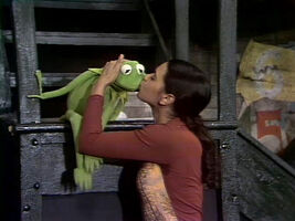 0915 kiss Kermit Maria