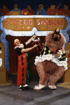 Sesamstrasse064-(Uwe-Friedrichsen-and-Samson-play-circus)