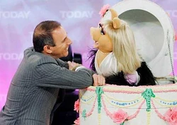 Miss Piggy serenades Lauer in 2007.