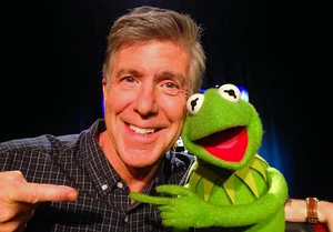 Tom Bergeron with Kermit in 2014.