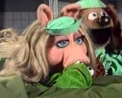 Miss Piggy & Robin The Muppet Show episode 406