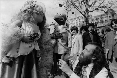 Henson performing Kermit alongside Miss Piggy