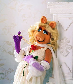 MissPiggy-.RosePearls.png