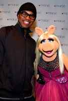 Piggyneyo.jpg (241 KB) Piggy posing with Ne-Yo after the show