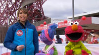 Alex Jones interviews Elmo and Phoebe for "Sport Relief"