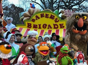 The Muppets performing "Hey, It's Macy's!" in the opening number of the 2016 parade.