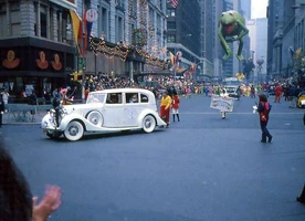 Macys 1979 piggy rolls royce.jpg (65 KB) Miss Piggy in a Rolls Royce, 1979