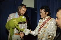 MichaelJackson-and-Kermit-Shake-Hands-(1984-VictoryTour).jpg (69 KB) 1984 Victory Tour