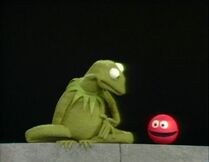 Kermit tries to demonstrate what round is, with the help of a wisecracking ball.