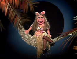 Miss piggy moon.jpg (24 KB) Miss Piggy "Ukelele Lady"