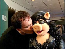 Quentin Tarantino & Miss PiggyThe Muppets' Wizard of Oz bonus material