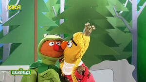 Sesamstrasse-TheFrogprince-Ernie&Bert-Kiss01-(2011)