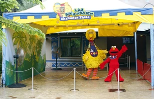 Big Bird's 123 Smile with MeCharacter Photo Op