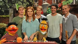 Juli - "Komm endlich raus und spiel" (parody of "Elektrisches Gefühl") December 8, 2011