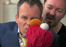 Warwick Davis & Elmo rickygervais.com