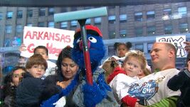 Grover washing windows on his September 20, 2011 appearance.