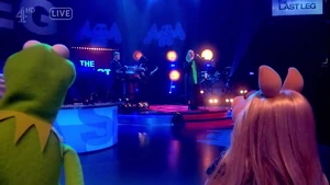 Kermit and Piggy watch Anne-Marie perform