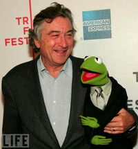 De Niro and Kermit at the 2005 Muppets' Wizard of Oz premiere.