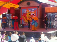 Elmo Rocks Tweetphoto.jpg (67 KB) Sesame Place Neighborhood Theater