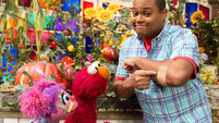 Chris with Elmo and Abby in Episode 4625