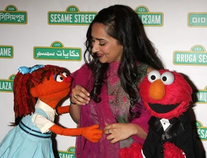 Vidyasagar with Chamki and Elmo at the 2008 Sesame Workshop Benefit Gala.