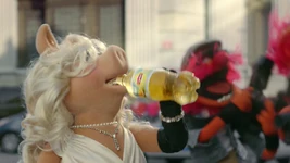 Miss Piggy drinks out of a bottle of (CGI) ice tea in Lipton commercial
