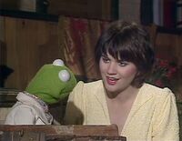 Linda Ronstadt towards Kermit the Frog