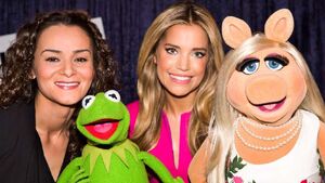 Sylvie Meis (r.) with Bild reporter Özlem Evans (l.), Kermit and Piggy in 2014.