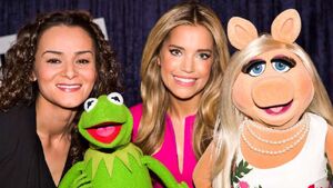 BILD-Reporterin-ÖzlemEvans-mit-Kermit-SylvieMeis und MissPiggy-(2014)