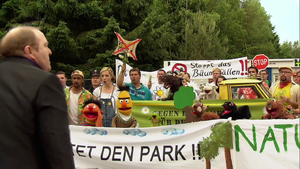 DasGeheimnisDerBlumenfabrik-Protesters